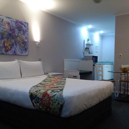 Colonial Lodge Motel Таупо Экстерьер фото