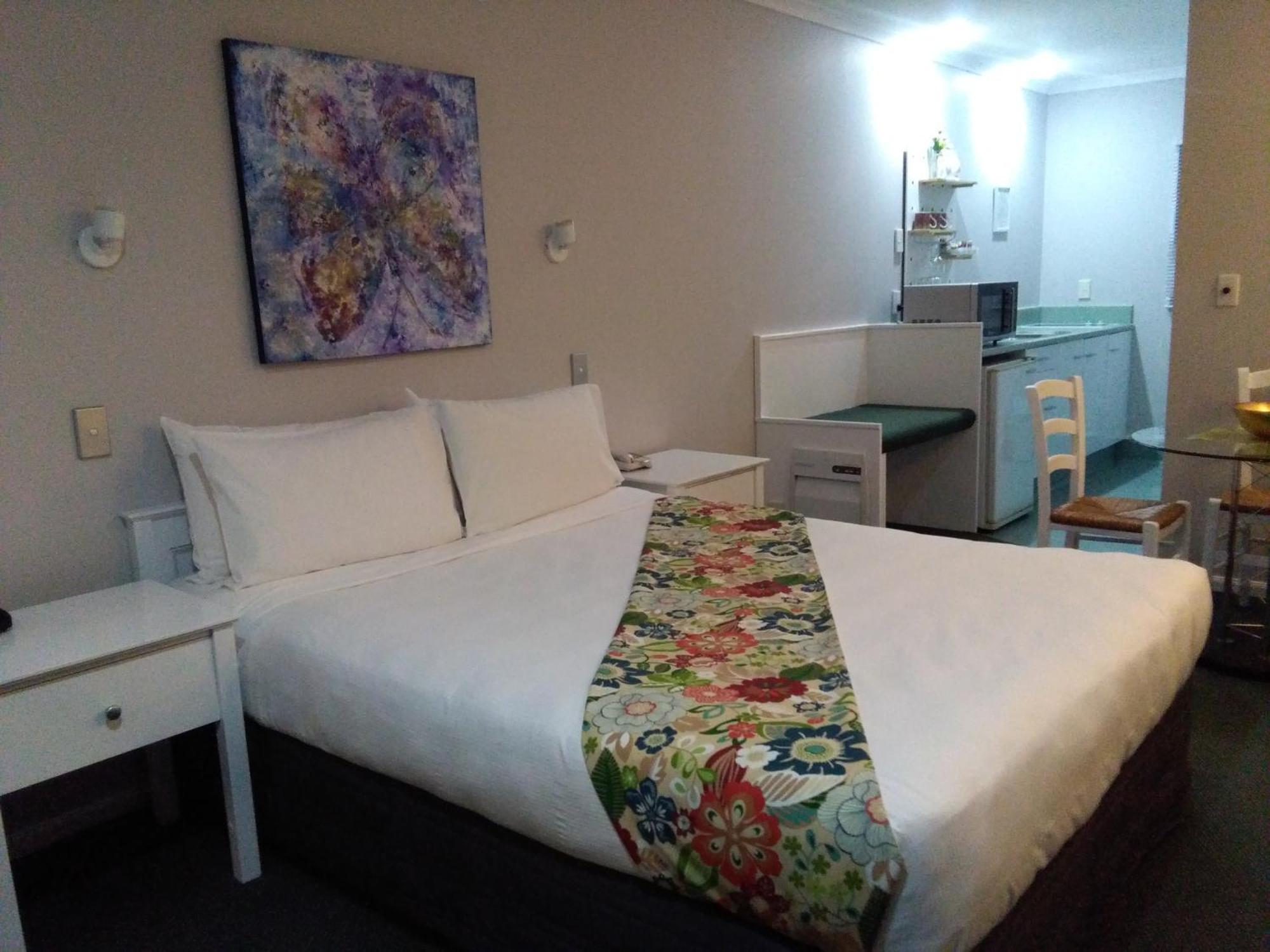 Colonial Lodge Motel Таупо Экстерьер фото