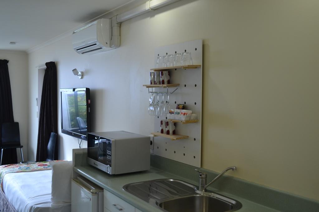 Colonial Lodge Motel Таупо Экстерьер фото