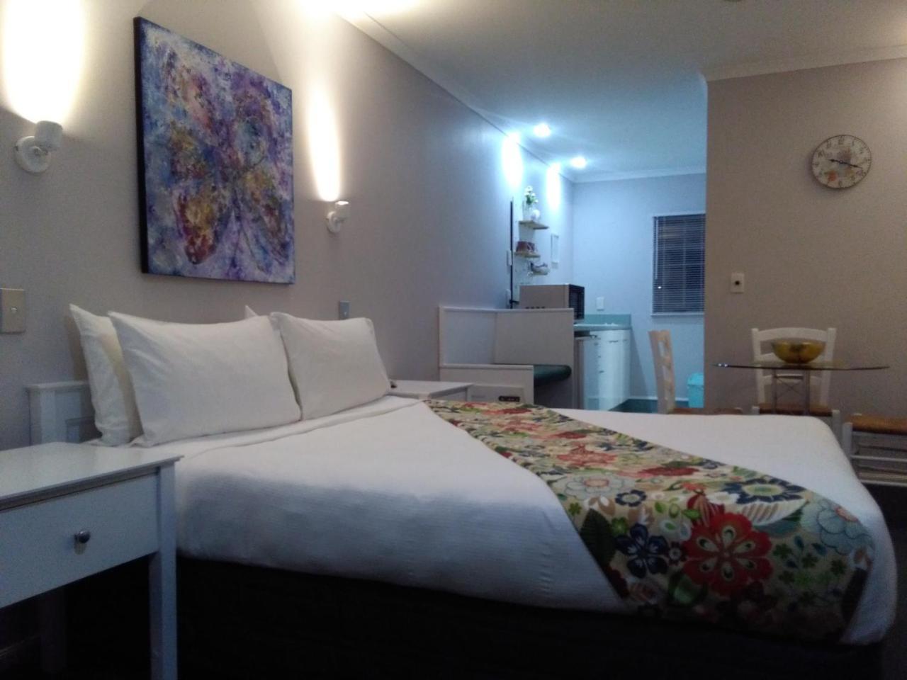Colonial Lodge Motel Таупо Экстерьер фото