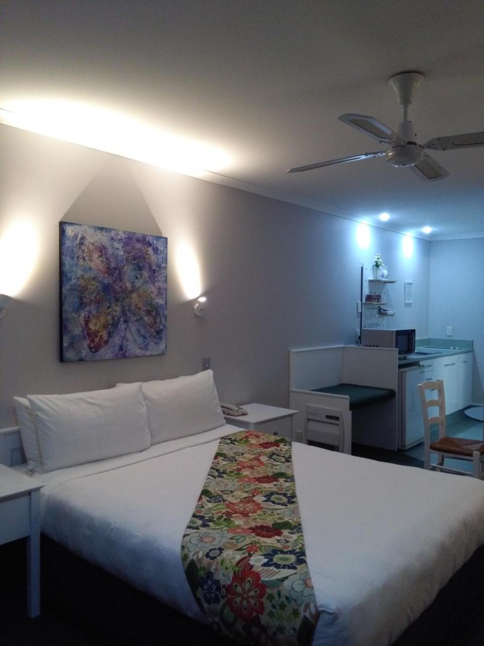 Colonial Lodge Motel Таупо Экстерьер фото