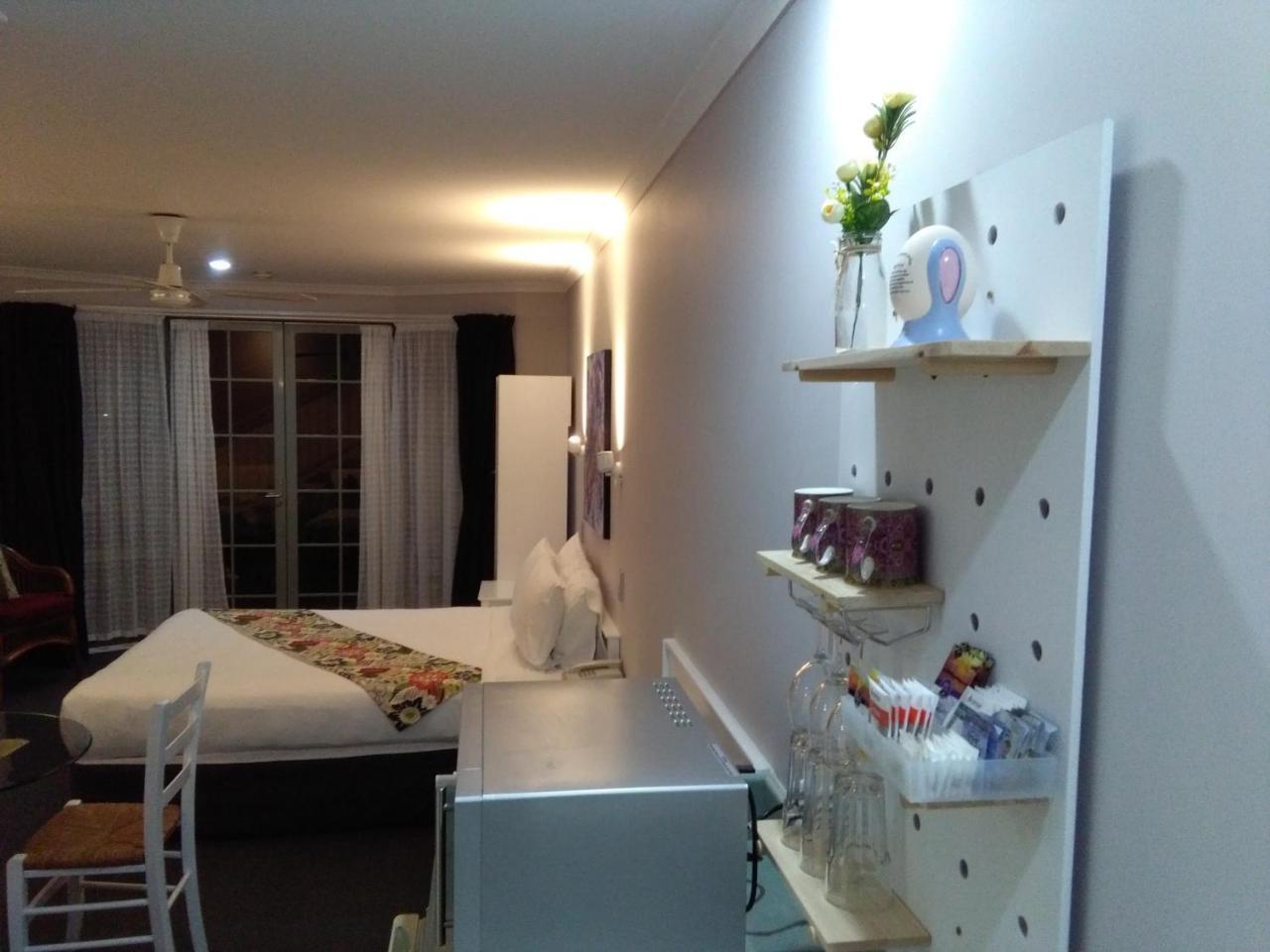 Colonial Lodge Motel Таупо Экстерьер фото